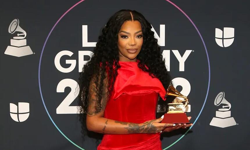 Ludmilla de vestido longo vermelho segurando seu primeiro prêmio no Grammy Latino