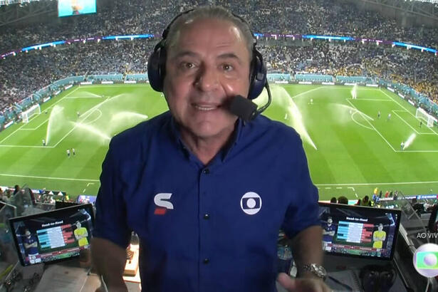 Luís Roberto com o uniforme azul de esportes da Globo, em trecho da transmissão do estádio da Copa do fundo