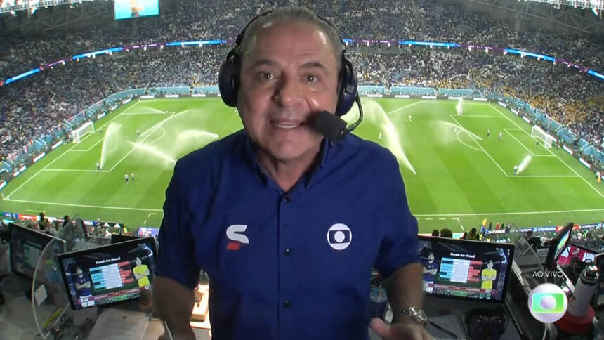 Luís Roberto com o uniforme azul de esportes da Globo, em trecho da transmissão do estádio da Copa do fundo