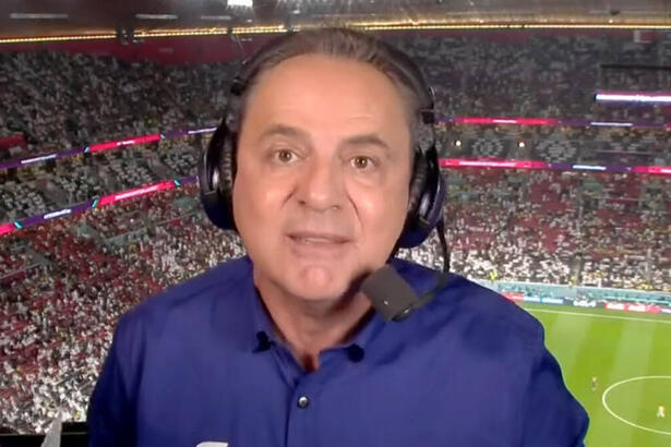 Luís Roberto com o uniforme azul de esportes da Globo, em trecho da transmissão do estádio da Copa do fundo