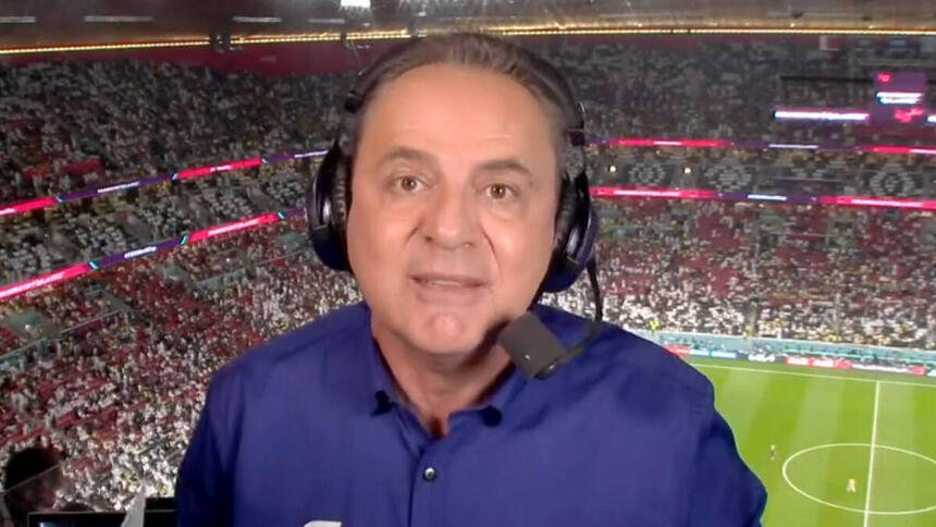 Luís Roberto com o uniforme azul de esportes da Globo, em trecho da transmissão do estádio da Copa do fundo