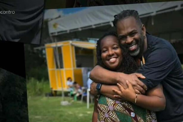 Manoel Soares abraçando a irmã em foto tirada no encontro entre eles. Ela utilziada um bestido florido e ele uma blusa preta. Trecho da reportagem para o Encontro