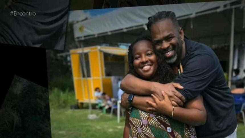 Manoel Soares abraçando a irmã em foto tirada no encontro entre eles. Ela utilziada um bestido florido e ele uma blusa preta. Trecho da reportagem para o Encontro