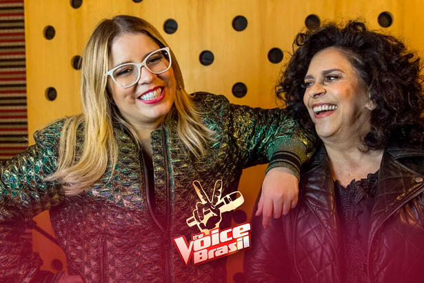 Marília Mendonça com o braço encostado em Gal Costa nas gravações de um single