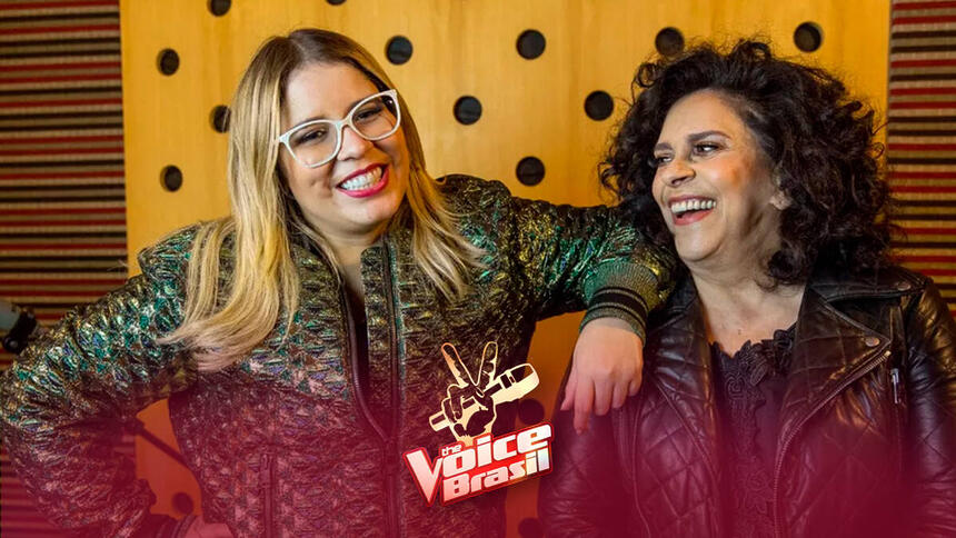 Marília Mendonça com o braço encostado em Gal Costa nas gravações de um single