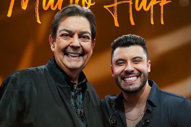 Murilo Huff sorrindo ao lado de Faustão durante gravação do Faustão na Band