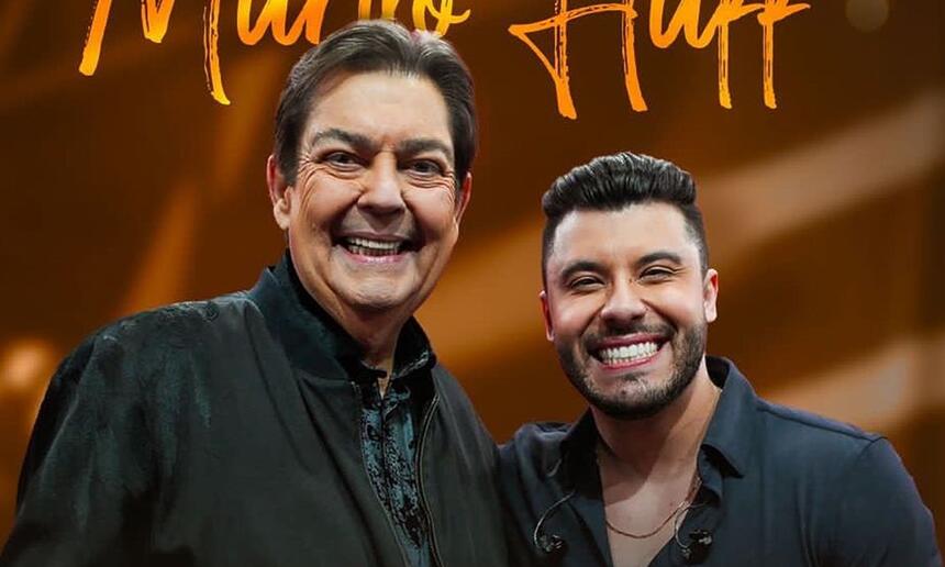 Murilo Huff sorrindo ao lado de Faustão durante gravação do Faustão na Band