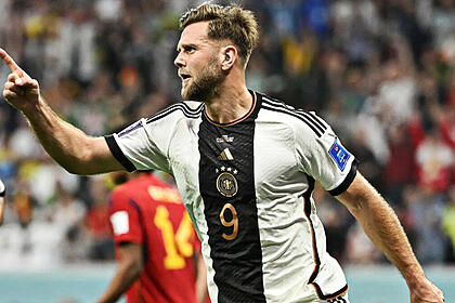 Niclas Füllkrug apontando para o lado, ao comemorar um gol da Alemanha contra a Espanha na Copa do Mundo