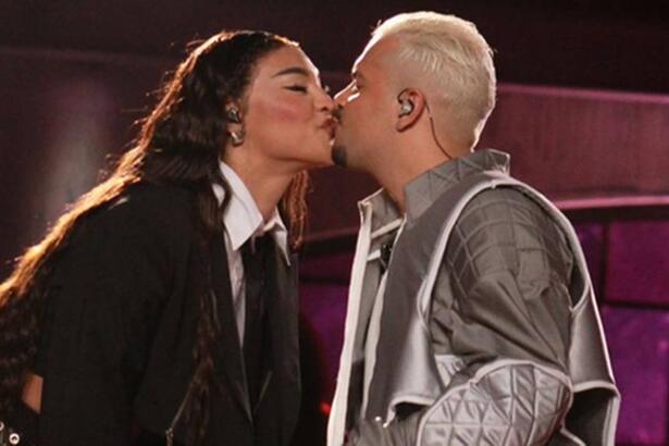 Pabllo Vittar beijando Pedro Sampaio durante o Musica Boa Ao Vivo, do Multishow