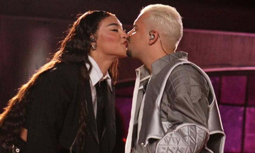 Pabllo Vittar beijando Pedro Sampaio durante o Musica Boa Ao Vivo, do Multishow