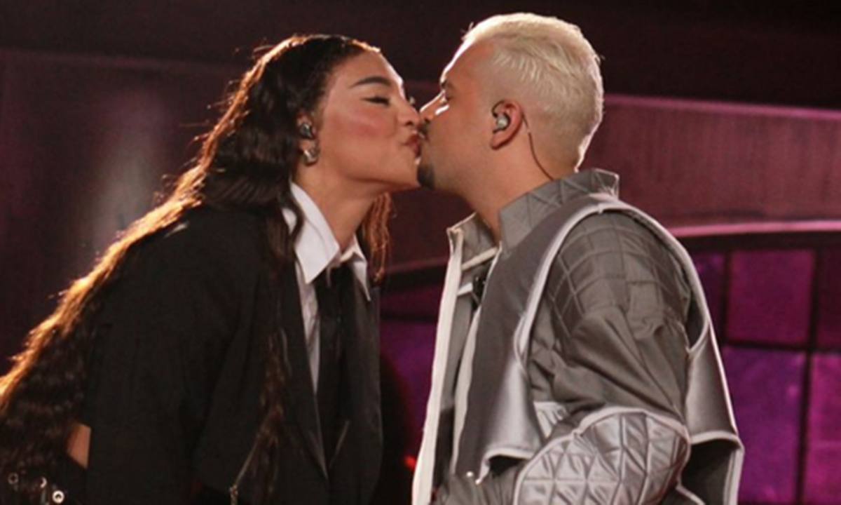 Pabllo Vittar beijando Pedro Sampaio durante o Musica Boa Ao Vivo, do Multishow