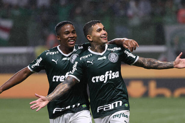 Dudu abraçando um jogador do Palmeiras ao comemorar um gol