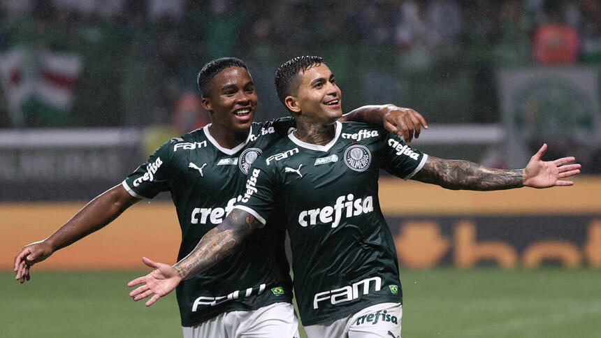 Dudu abraçando um jogador do Palmeiras ao comemorar um gol