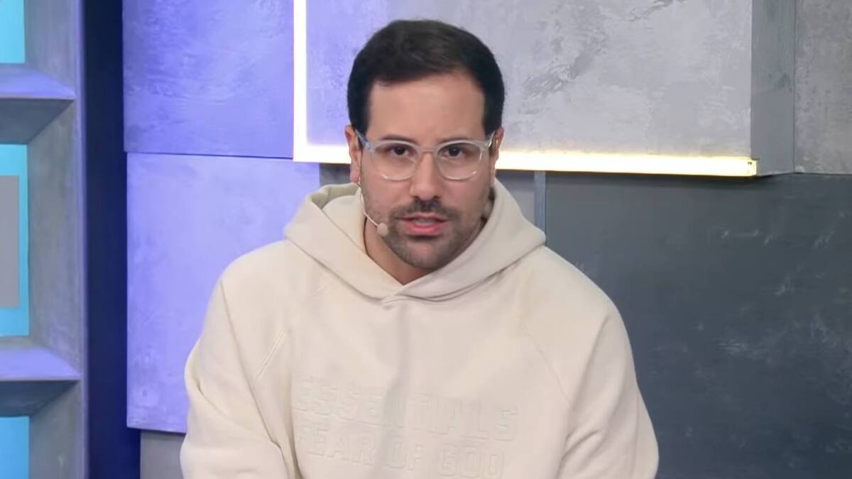 Paulo Mathias com um moletom branco nos estúdios do Morning Show