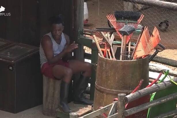 Pelé sentado na área externa de A Fazenda 14.