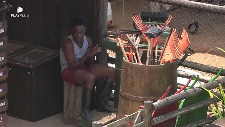 Pelé sentado na área externa de A Fazenda 14.