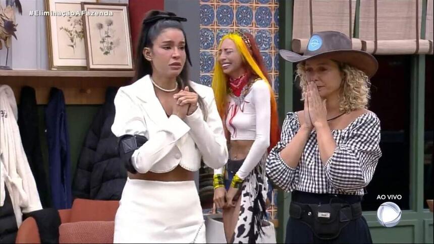 Kerline e Bárbara com semblante de chocadas com a eliminação dupla de A Fazenda.