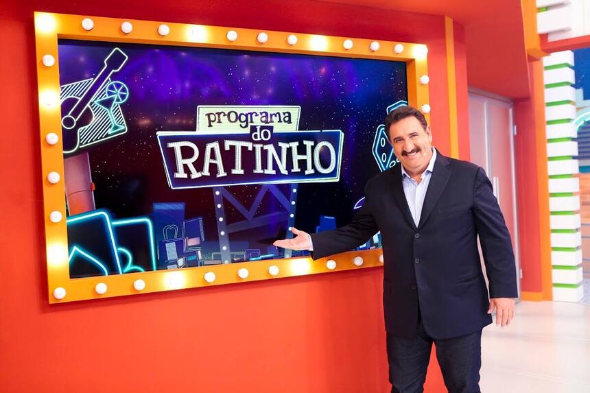 Ratinho sorrindo durante gravação do seu programa no SBT