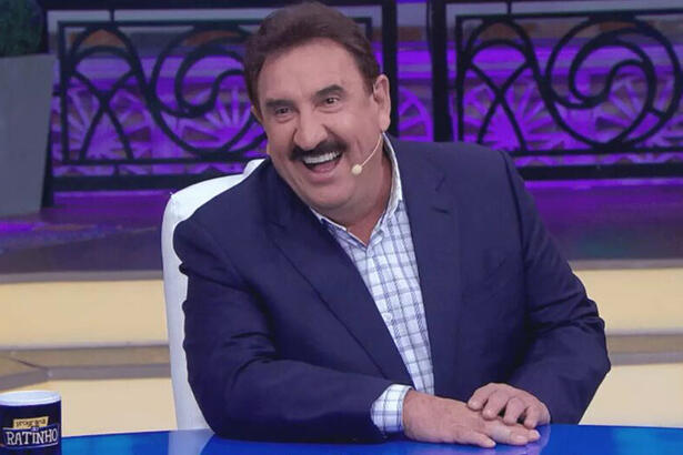 Ratinho sorrindo durante gravação do seu programa no SBT