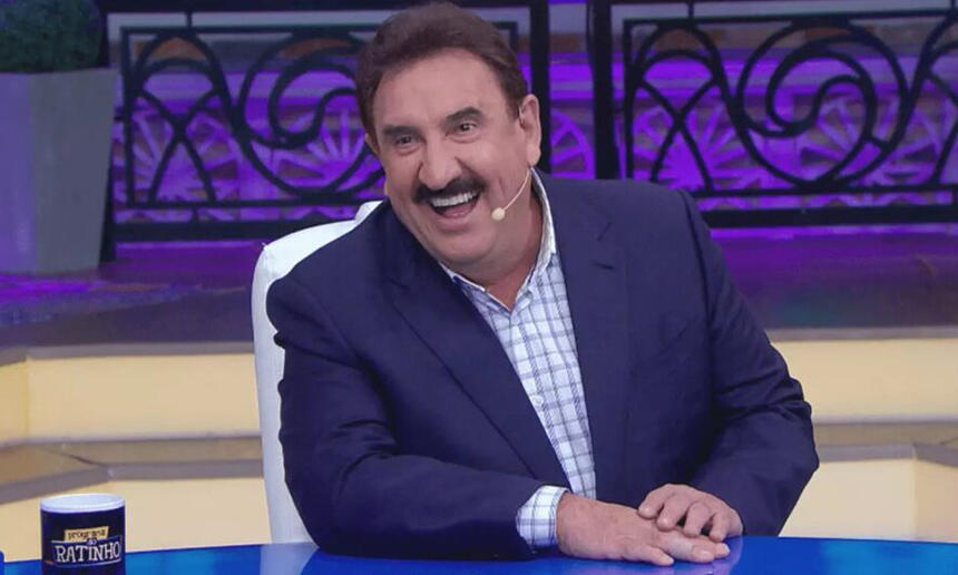 Ratinho sorrindo durante gravação do seu programa no SBT