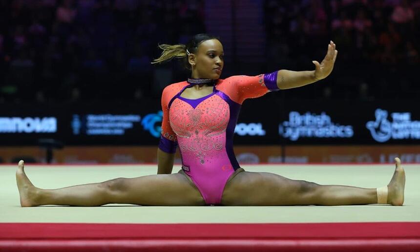 Rebeca Andrade com as pernas abertas no tabloide do Mundial de Liverpool durante apresentação