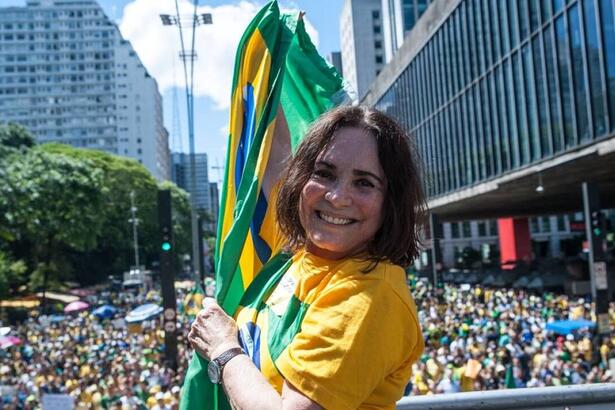 Regina Duarte segurando a bandeira do Brasil durante manifestações em 2018