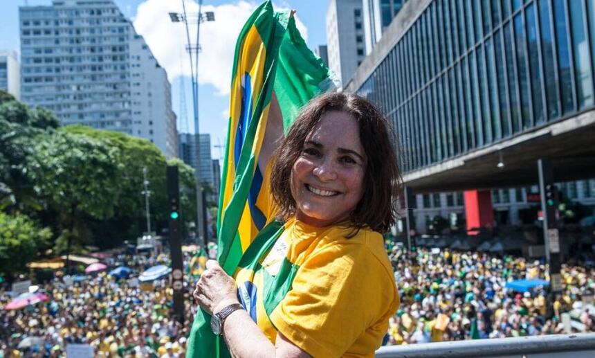 Regina Duarte segurando a bandeira do Brasil durante manifestações em 2018