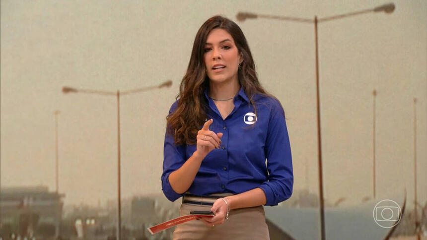 Renata Silveira com o uniforme de esportes da Globo em trecho da transmissão do jogo da Copa