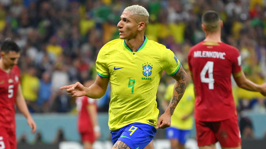 Richarslison, com a camisa de número 9 da Seleção, comemorando um gol apontando o dedo pro lado