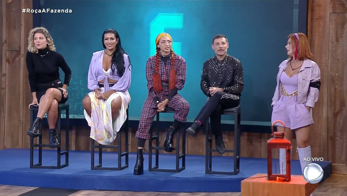 Barbara Borges, Ellen Cardoso, Ruivinha de Marte, Alex Gallete e Deborah Albuquerque sentados no banquinho durante a formação da Roça de A Fazenda, da Record TV