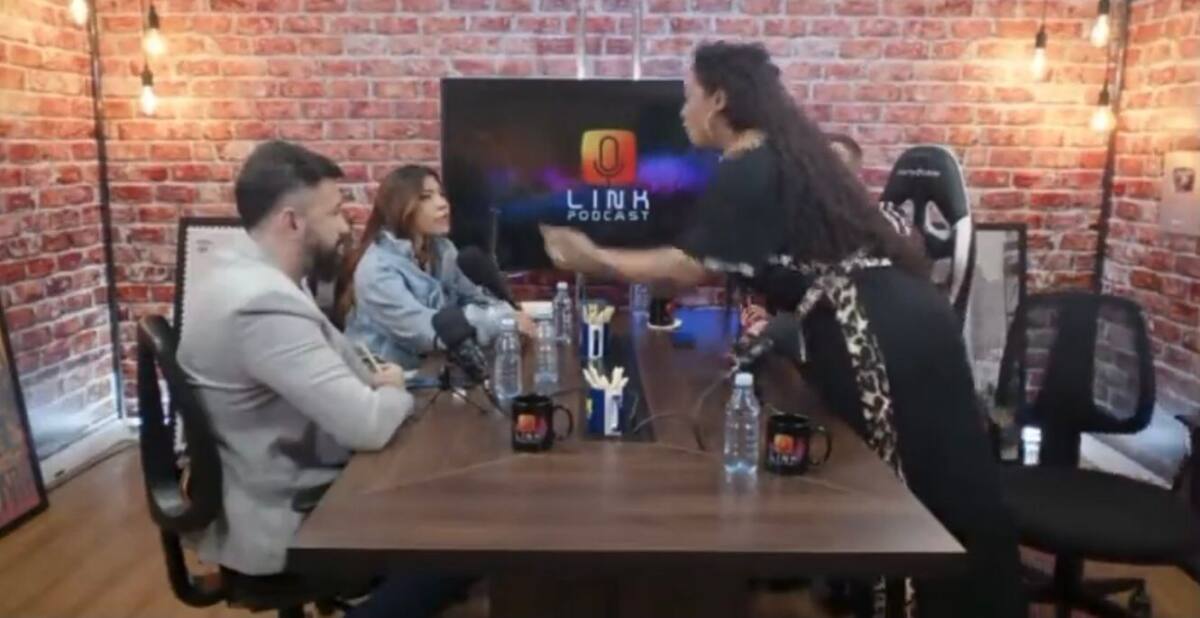 Rosiane em pé indo em direção a Ingrid durante podcast