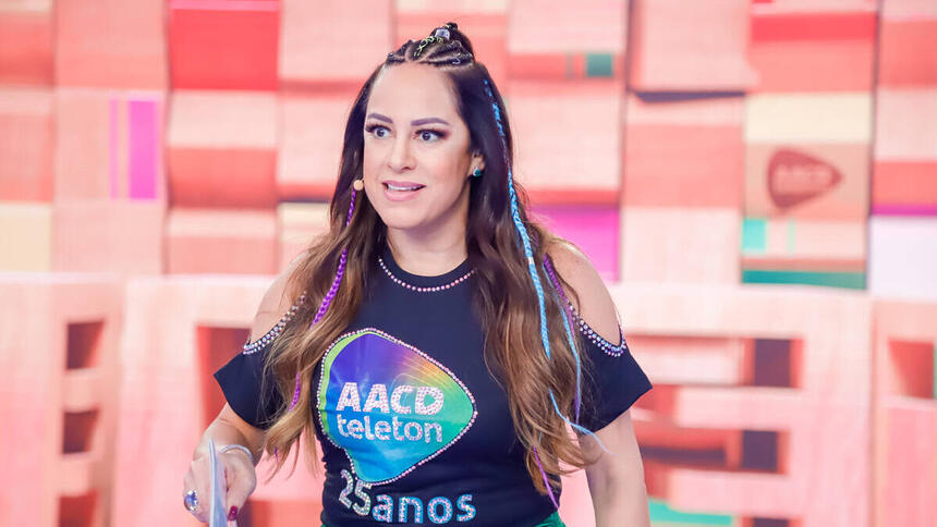 Silvia Abravanel no palco do Teleton 2022