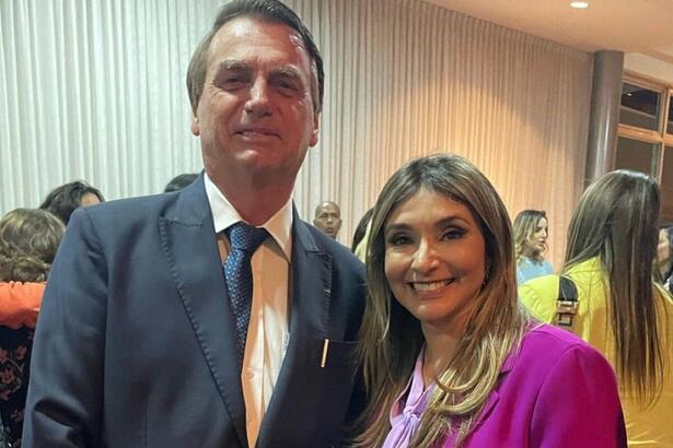 Presidente Jair Bolsonaro ao lado da cantora Soraya Moraes