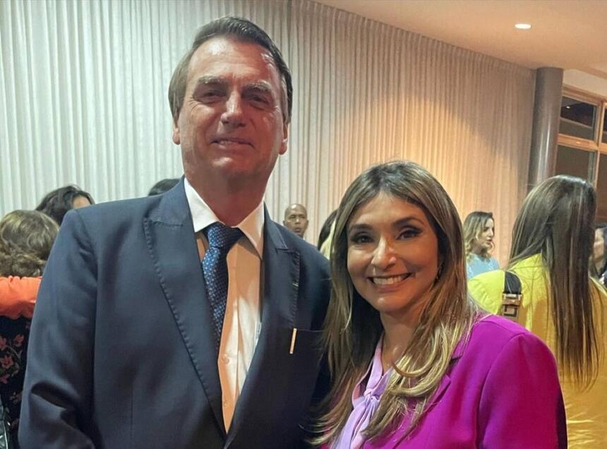 Presidente Jair Bolsonaro ao lado da cantora Soraya Moraes