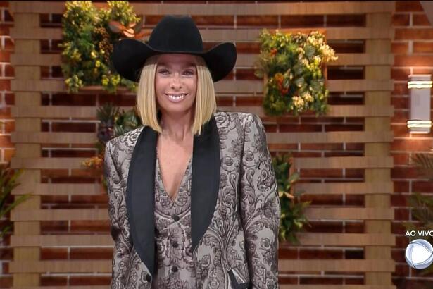 Adriane Galisteu sorrindo com o novo cabelo curto em A Fazenda 14