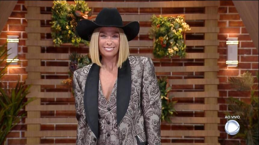 Adriane Galisteu sorrindo com o novo cabelo curto em A Fazenda 14