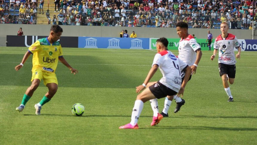 Jogadores das Seleções de Goiás e São Paulo em campo, durante a disputa da final da Taça das Favelas