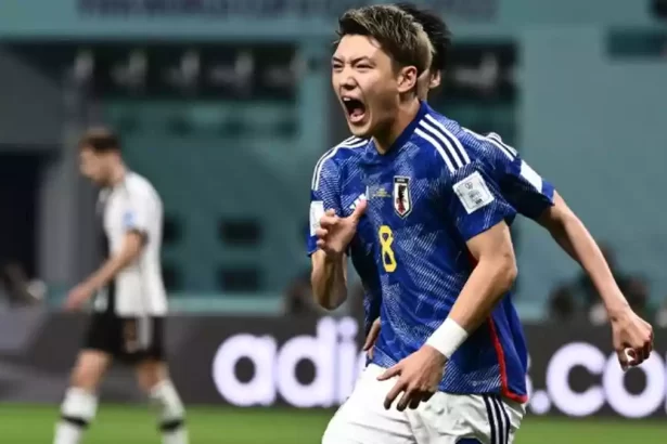 Jogador Takuna Asano, com a camisa do Japão, comemorando gol contra a Alemanha