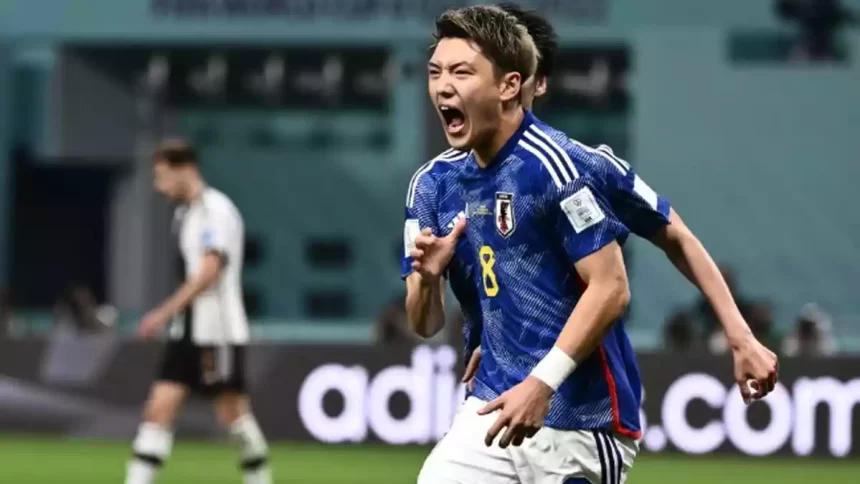 Jogador Takuna Asano, com a camisa do Japão, comemorando gol contra a Alemanha