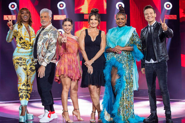 IZA, Lulu Santos, Thaís Fersoza, Fátima Bernardes, Gaby Amarantos e Michel Teló em foto posada no palco do The Voice Brasil 11