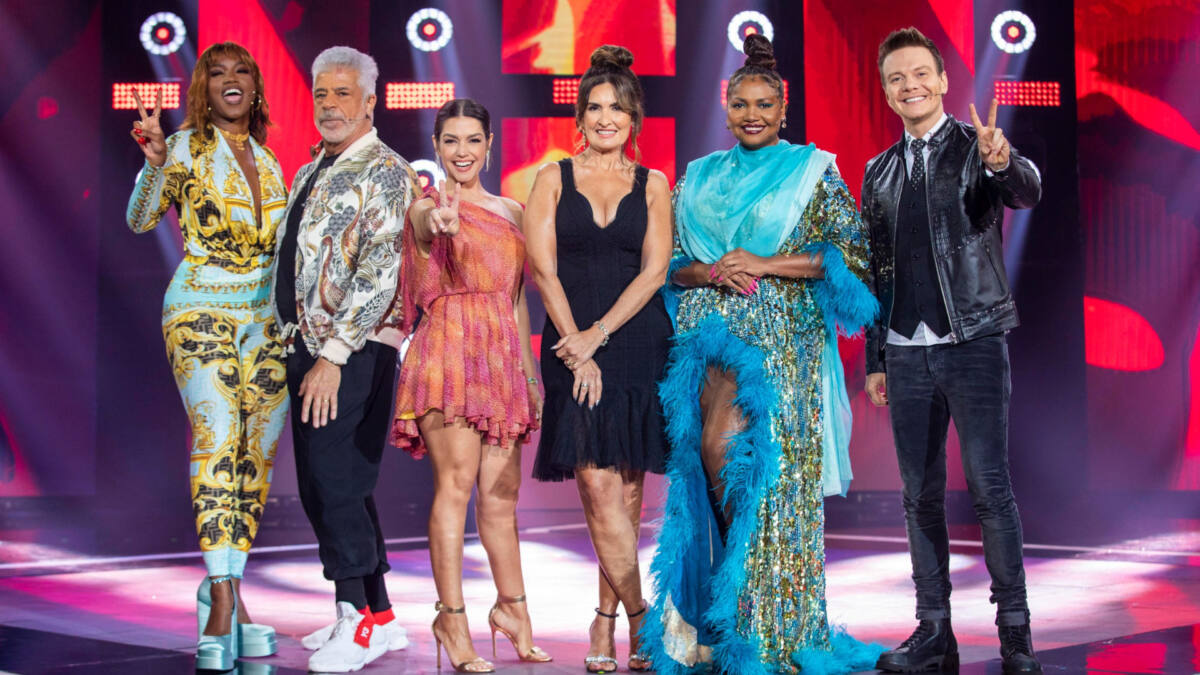 IZA, Lulu Santos, Thaís Fersoza, Fátima Bernardes, Gaby Amarantos e Michel Teló em foto posada no palco do The Voice Brasil 11