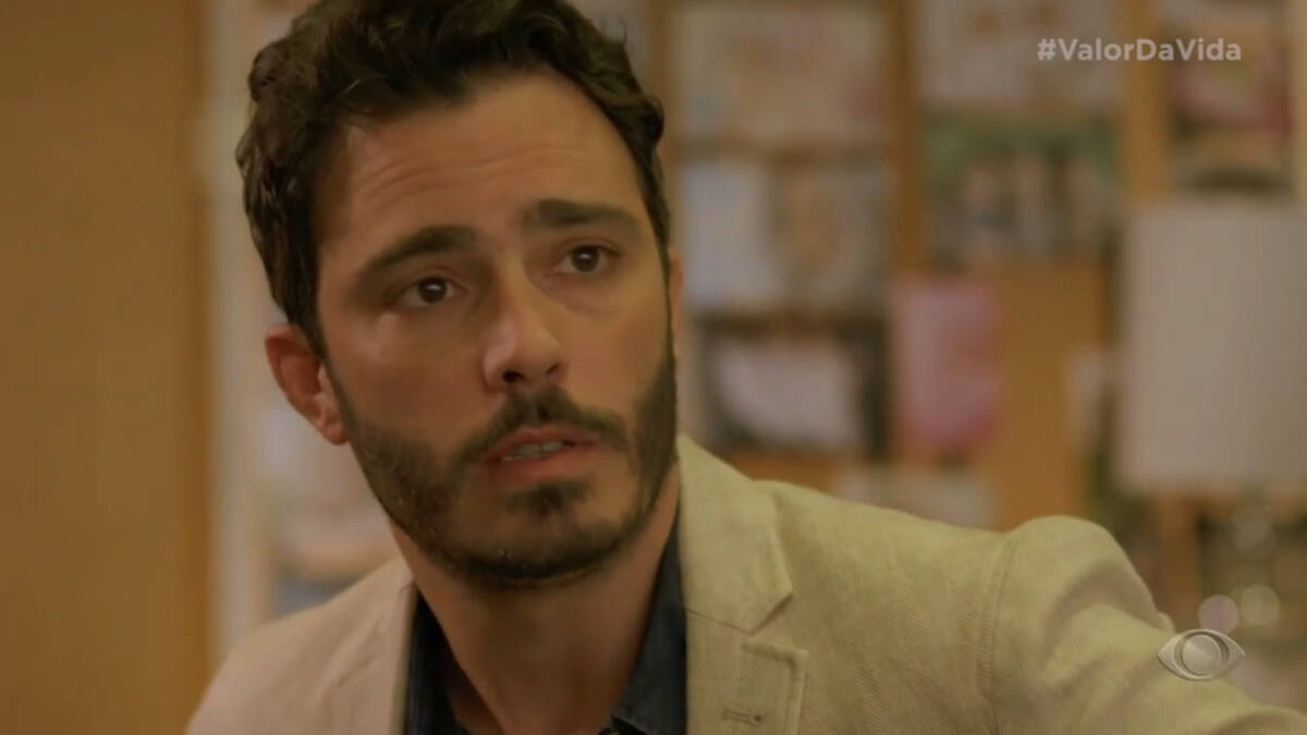 Thiago Rodrigues (como Vasco Folque) em trecho da novela Valor da Vida. Ele usa uma roupa em tons claros e está com cara de assustado em Valor da Vida