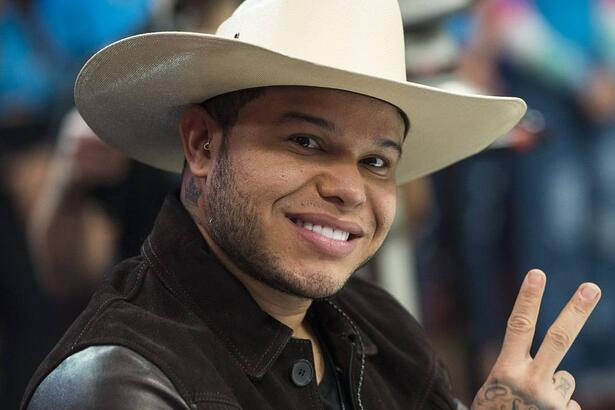 Tierry sorrindo durante gravação do Faustão na Band