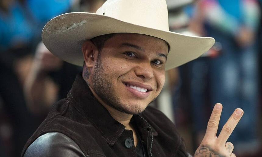 Tierry sorrindo durante gravação do Faustão na Band