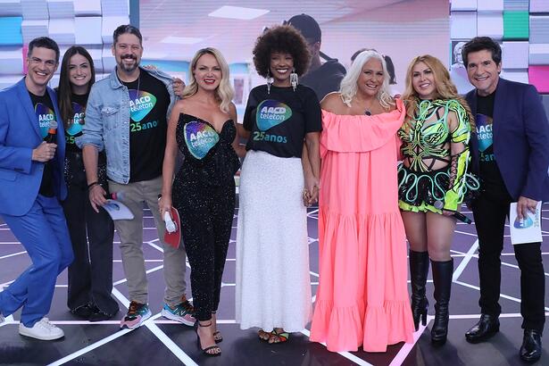 Time de apresentadores do Teleton 2022 reunidos para foto durante primeira noite de programa