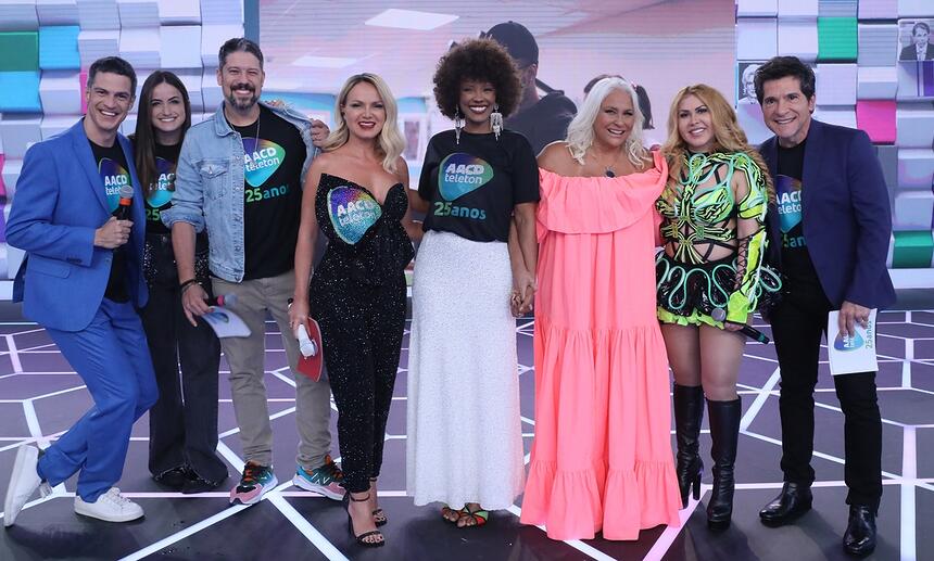 Time de apresentadores do Teleton 2022 reunidos para foto durante primeira noite de programa