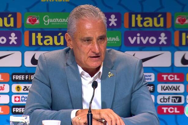 Tite durante coletiva de convocação da Seleção, com o banner dos patrocinadores da CBF ao fundo