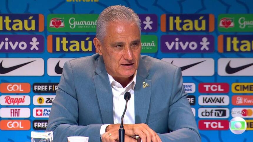 Tite durante coletiva de convocação da Seleção, com o banner dos patrocinadores da CBF ao fundo