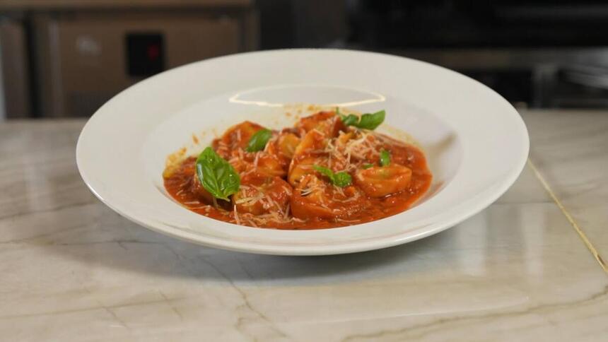 Tortelli de berinjela e ricota com molho pomodoro pronto no Mais Você