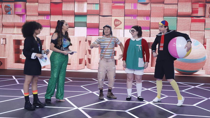 Duda Pimenta e Silvia Abravanel ao lado da Trupe do Chaves no palco do Teleton 2022